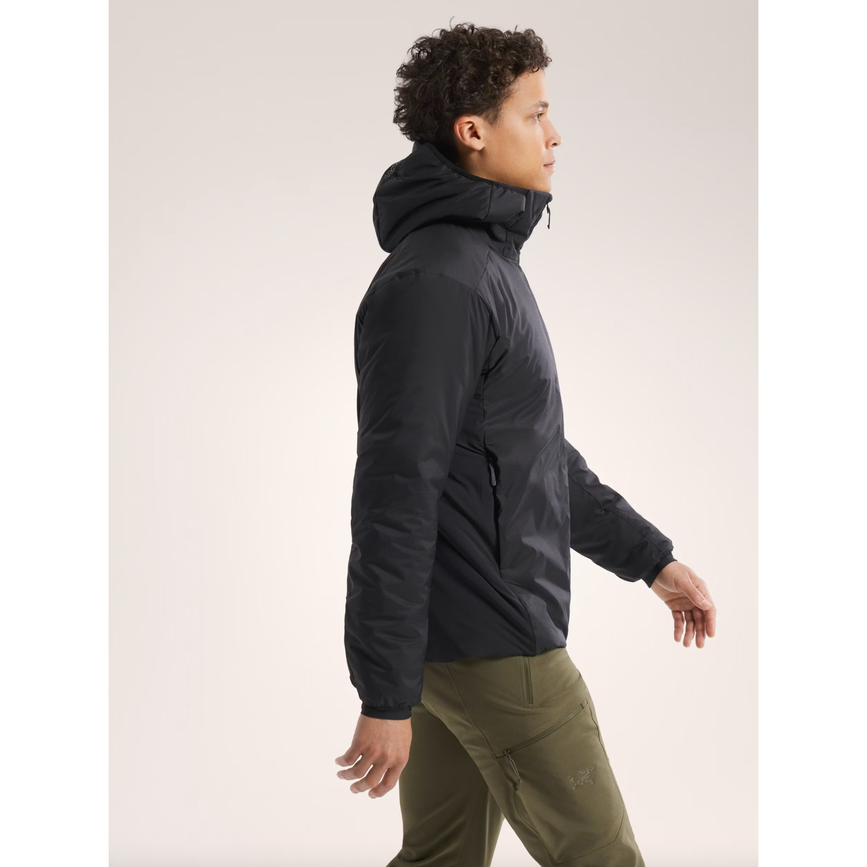 Arc'teryx Men's Atom SV Hoody in Black - Image 4