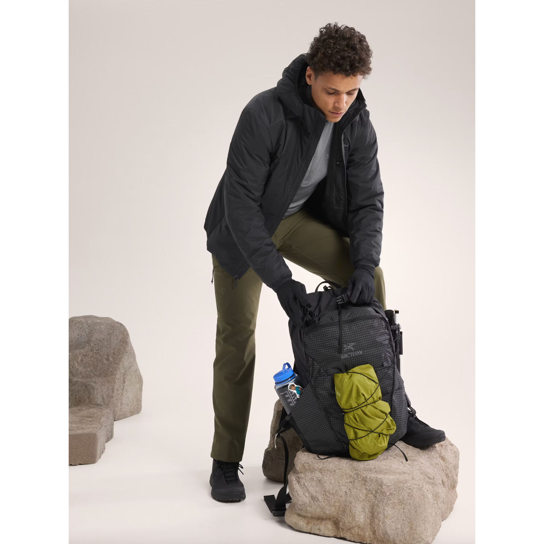 Arc'teryx Men's Atom SV Hoody in Black - Image 6