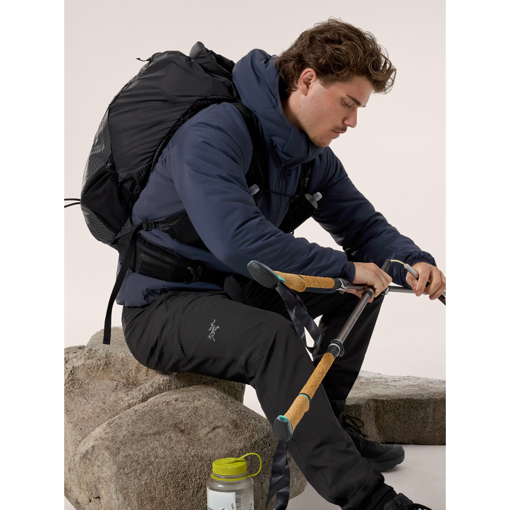 Arc'teryx Men's Atom SV Hoody in Black Sapphire - Image 2